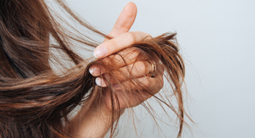 Cheveux cassants : les gestes et recettes maison à adopter